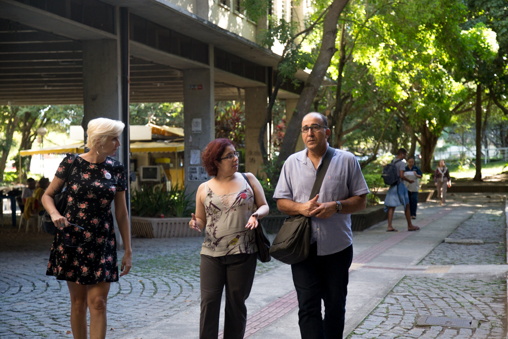 Maria Luisa Süssekind, Andréa Gouveia e Paulo Carrano conversam em campi da UFF