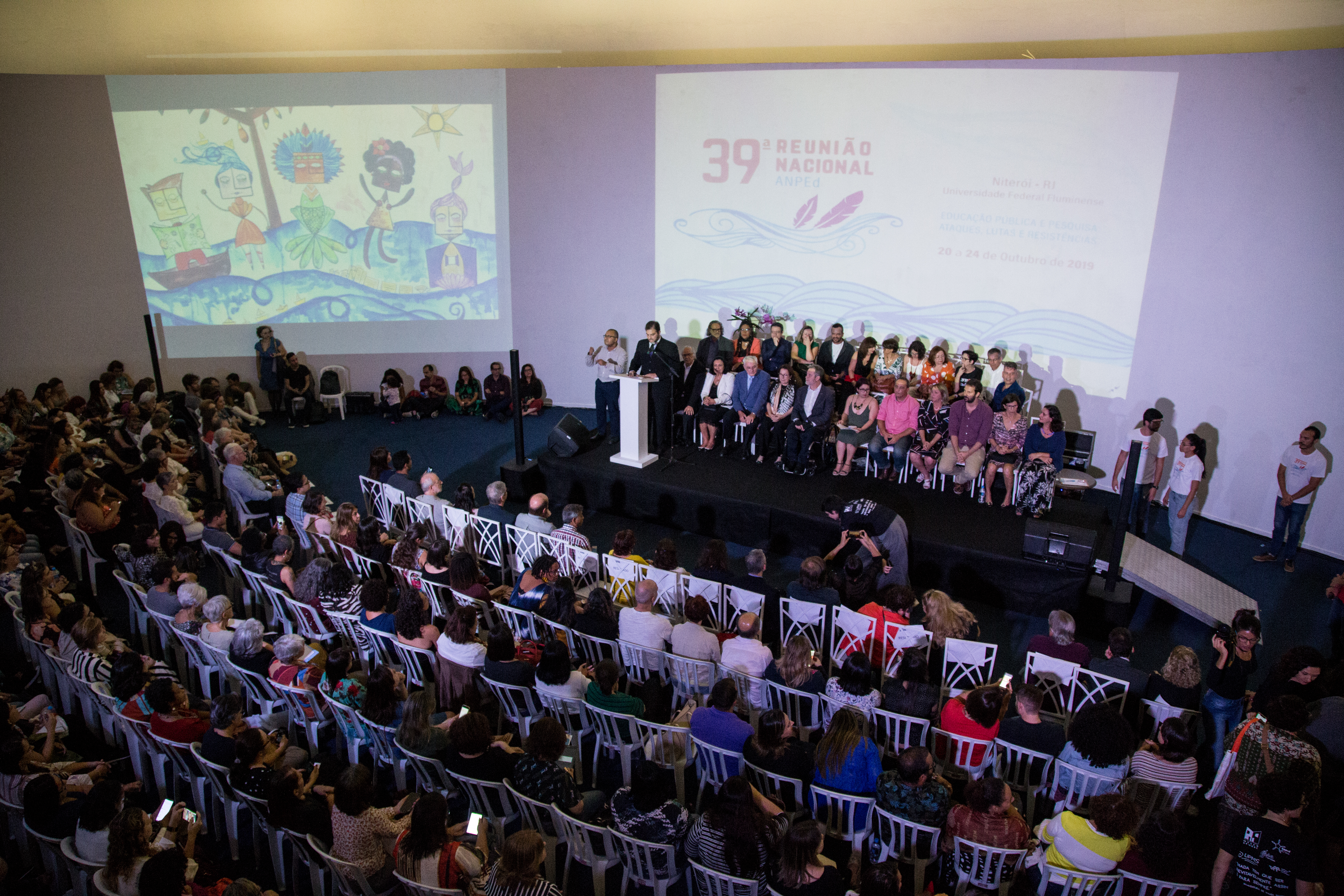 Fotografia da Abertura da 39ª Reunião Nacional da ANPEd, com público e mesa de abertura