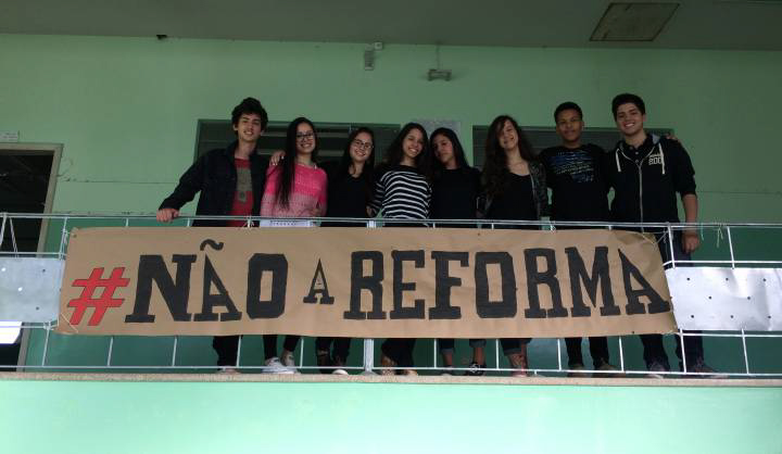 Ana Júlia Ribeiro (quarta, da esquerda para direita), com colegas durante a ocupação